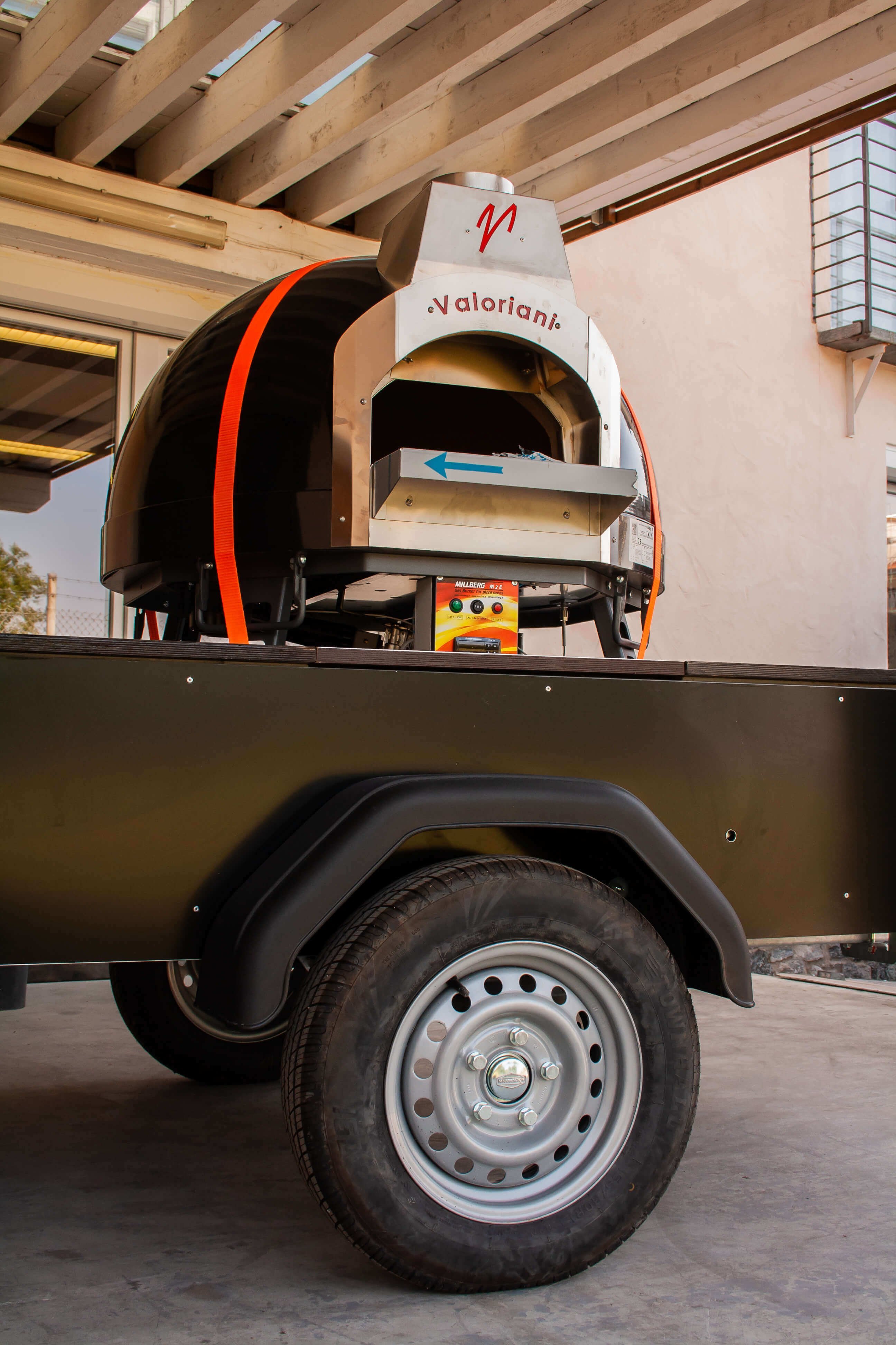 Valoriani Baby: pizza oven on trailer with automatic gas firing for gastro