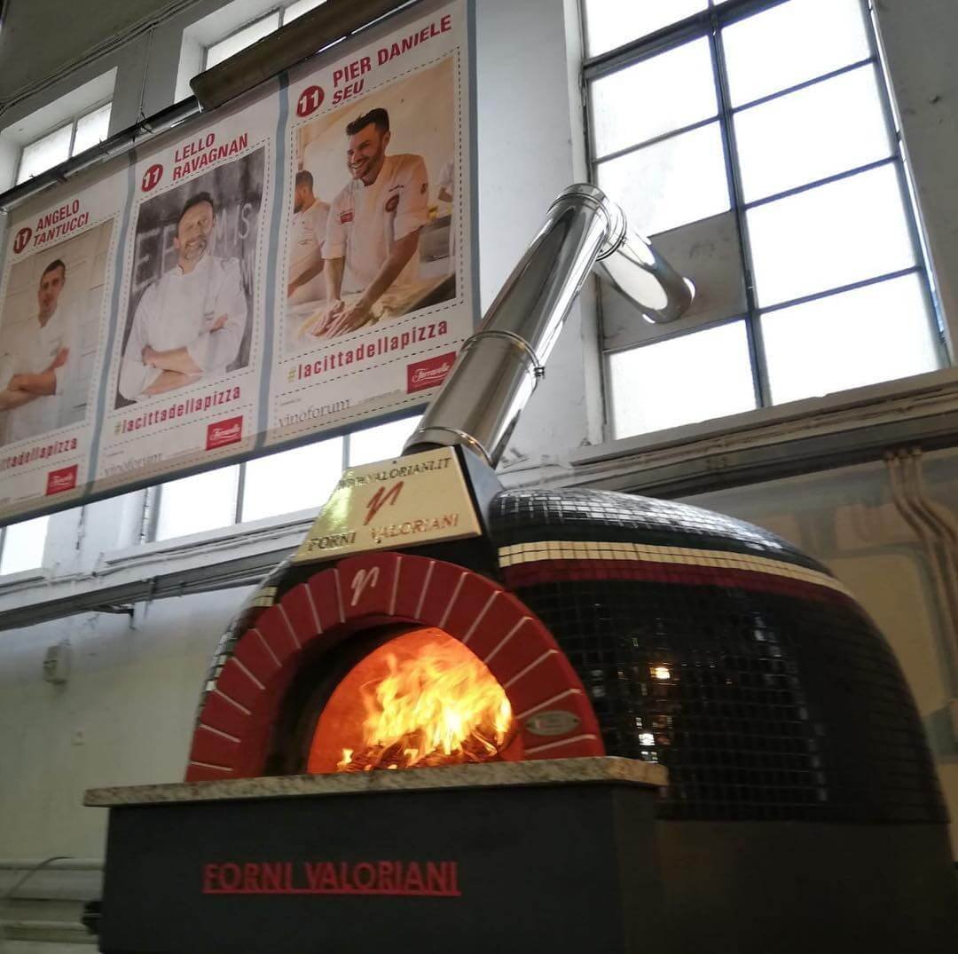 Professional pizza oven for Neapolitan pizza: Valoriani Vesuvio Igloo, 120cm, wood