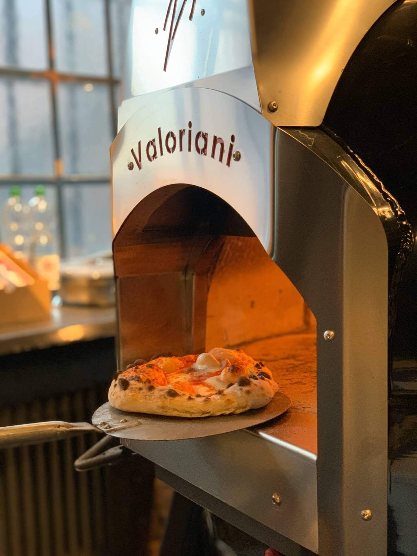 Valoriani Baby: pizza oven with wood firing and 75cm diameter, incl. complete base, black.