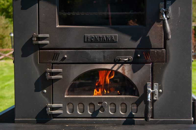 Bakehouse Fontana Gusto Trailer Trailer made of weatherproof stainless steel, with indirect firing.