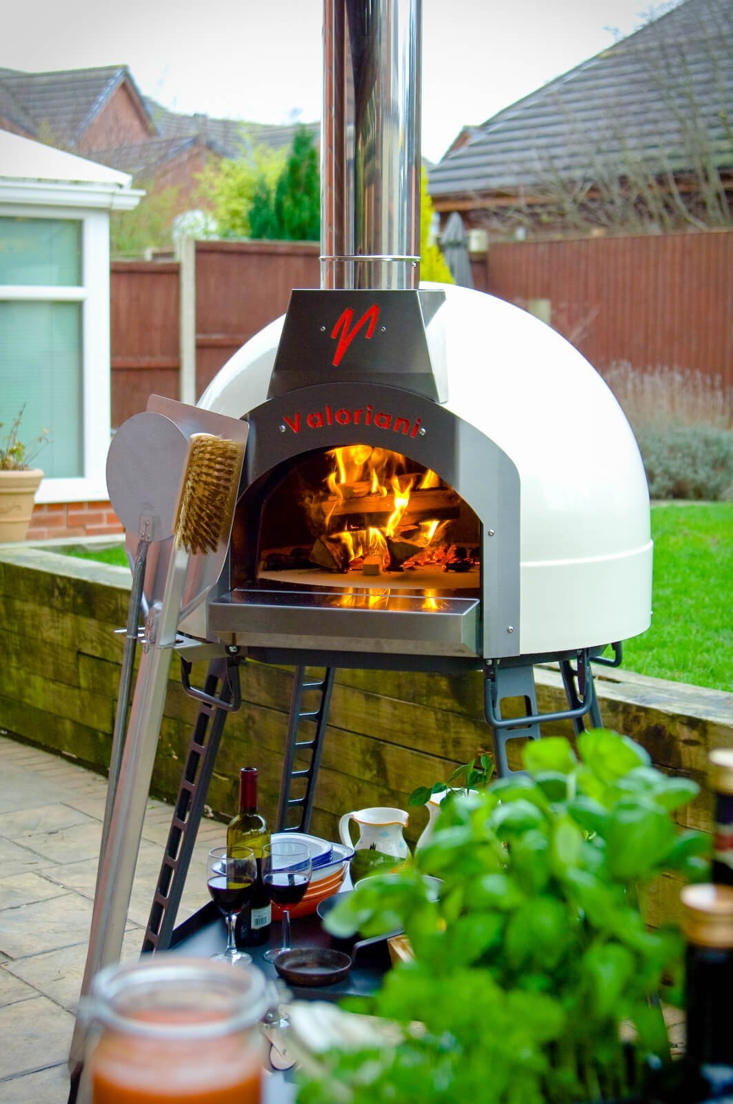 Valoriani Baby: pizza oven with gas firing and 60cm diameter, incl. complete base, black.