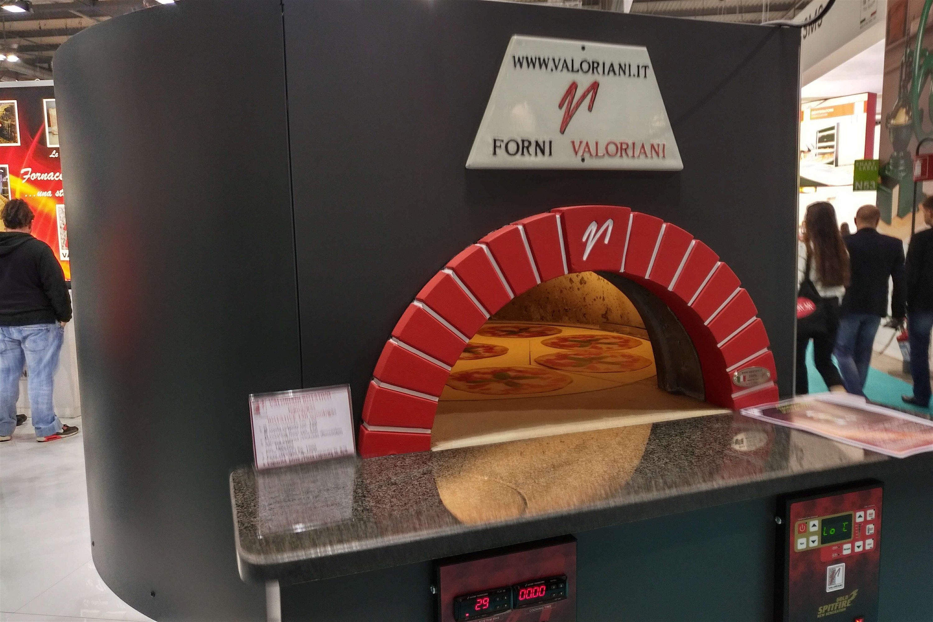 Holzbackofen Valoriani Rotativo: rotierender Pizzaofen für Gastronomie, Restaurant, Pizzeria