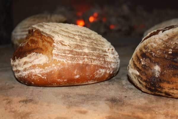 Beschwaden von Brot im Holzbackofen