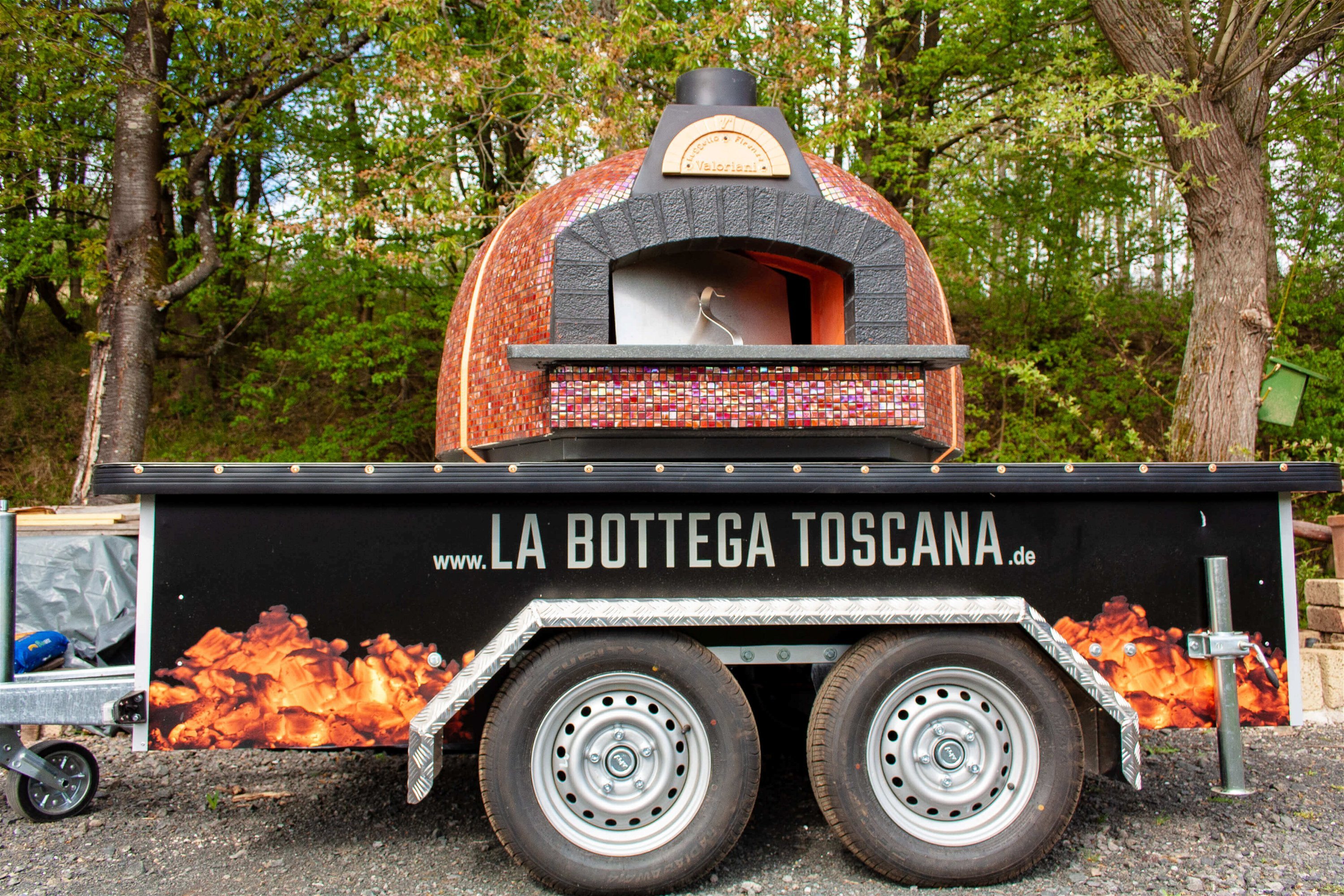 Valoriani Pizzaofen Trailer: Igloo oder Hobby mit Mosaik auf Anhänger für Gastro, Catering, Streetfood