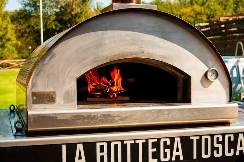 Kuppelofen Fontana Marinara, Pizzaofen mit Holzbefeuerung auf Anhänger montiert